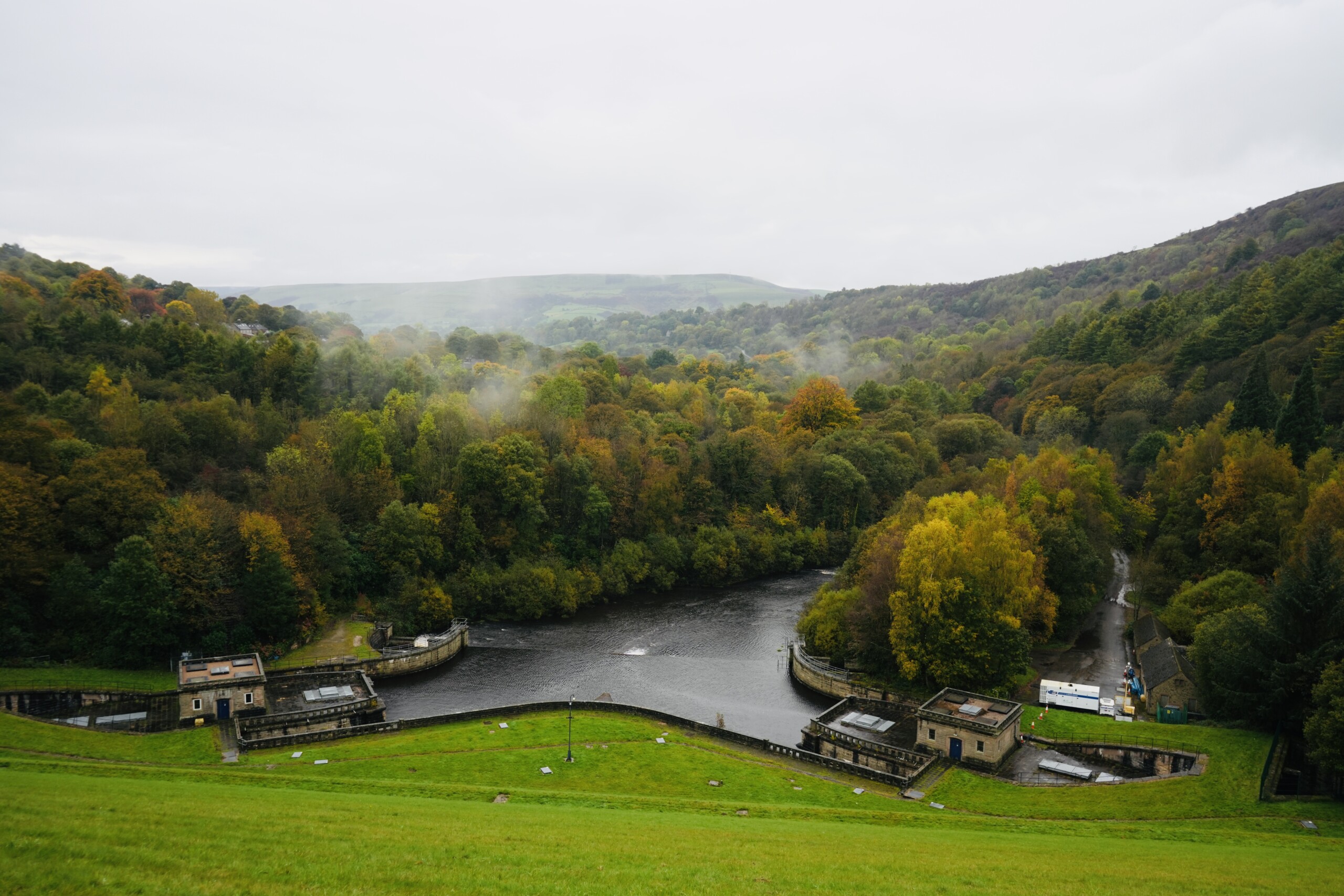 Overlooking_Ladybower_Dam