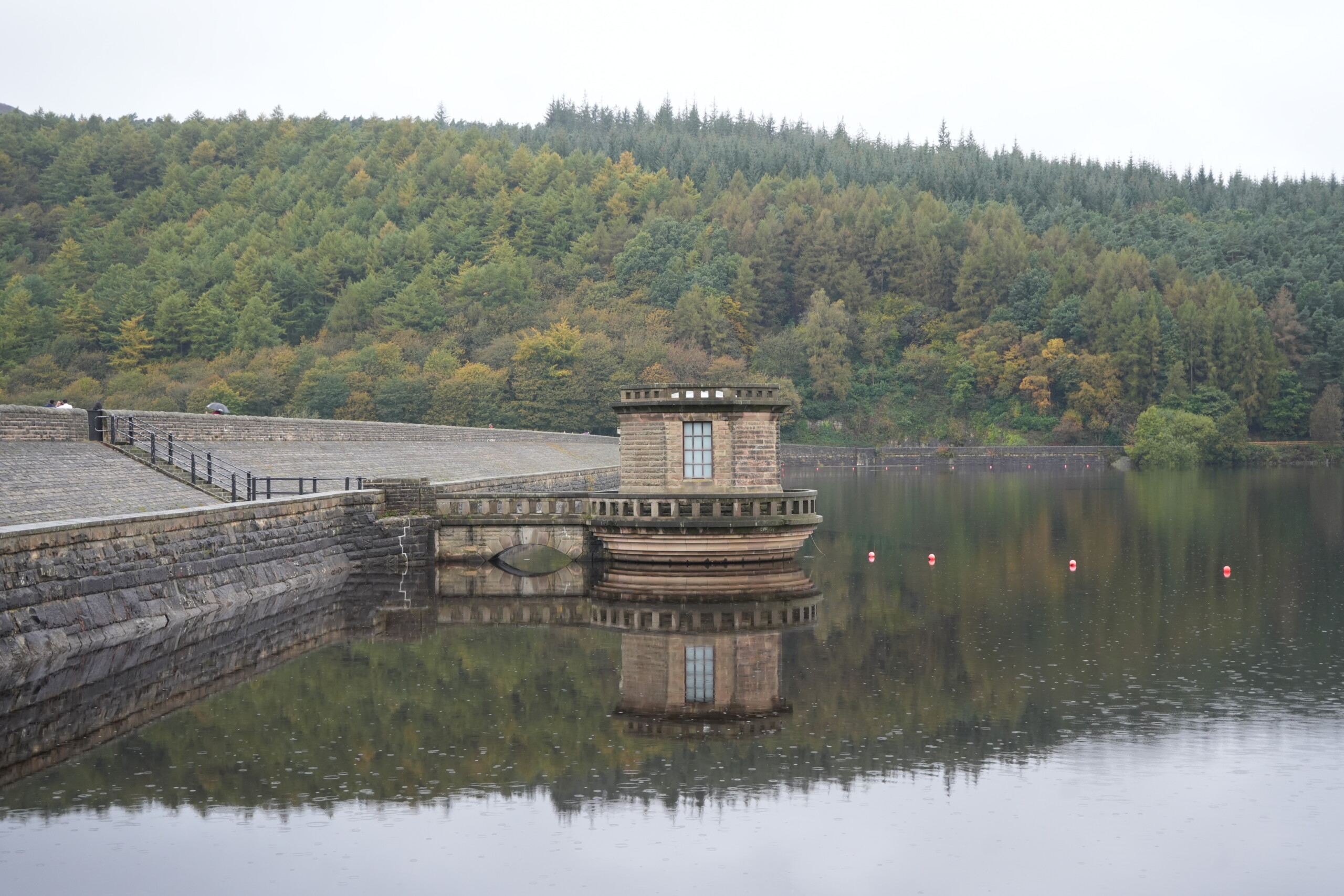 Sideshot_At_Ladybower_Reservoir Side view of the scenic Ladybower Reservoir, capturing the water and surrounding landscape.