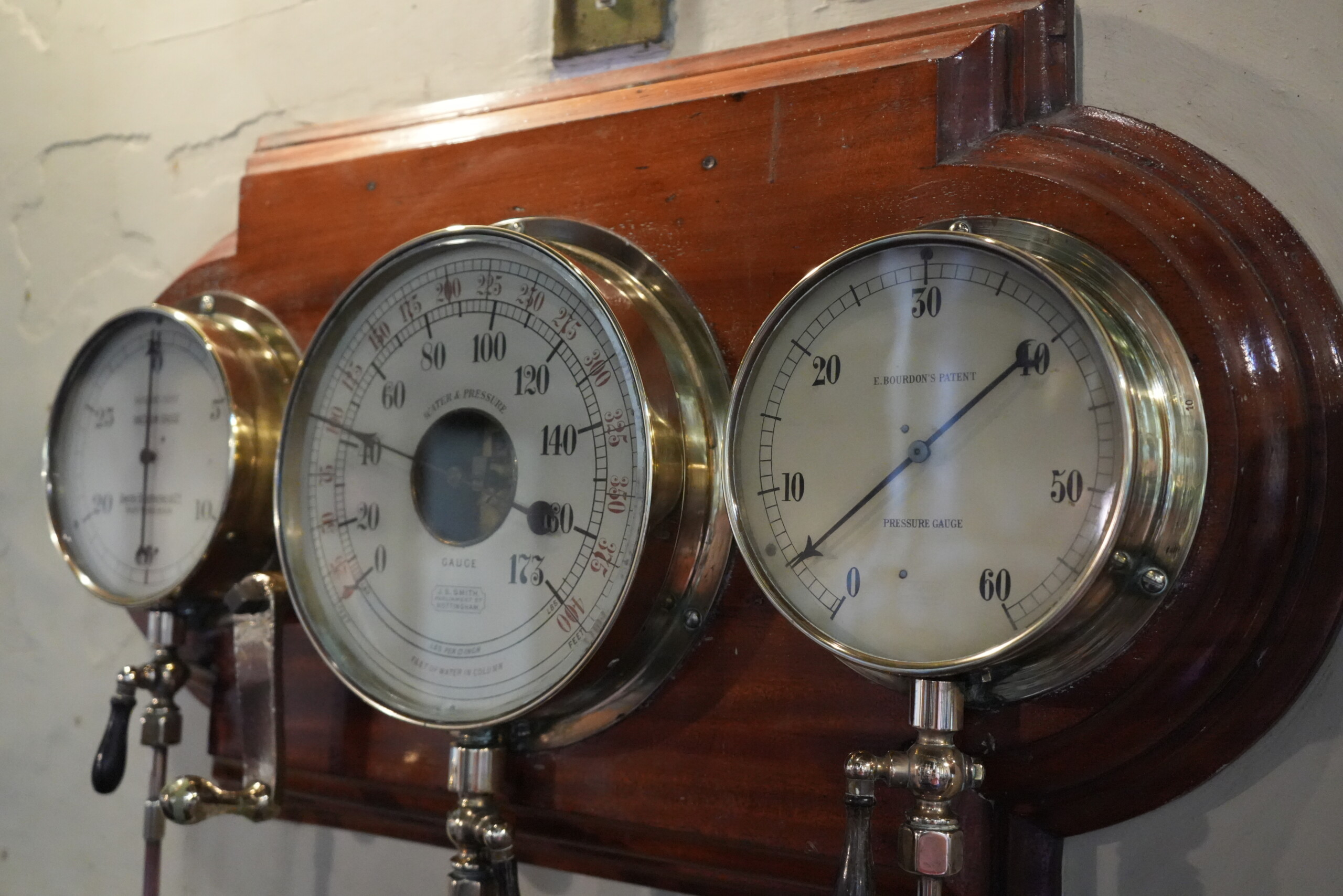 Antique_Pressure_Gauges